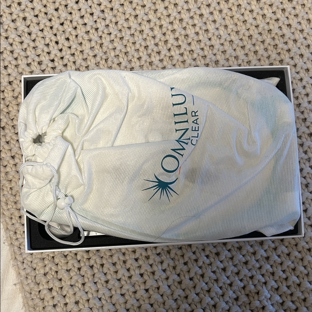 Omnilux Clear LED Light Therapy Mask - excellent condition - Picture 6 of 9